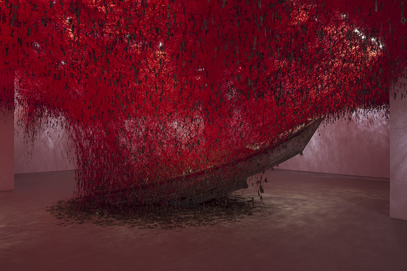 56e Biennale de Venise - All the World's Futures : Chiharu Shiota. Vue de l’installation. The Key in the Hand. 2015. Courtesy de l’artiste et Biennale de Venise.